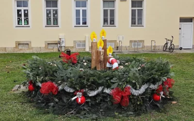 Zasjala prva svijeća na velikom adventskom vijencu 