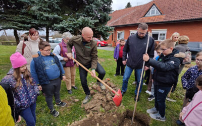 Sadnja stabala u PŠ Veliki Raven